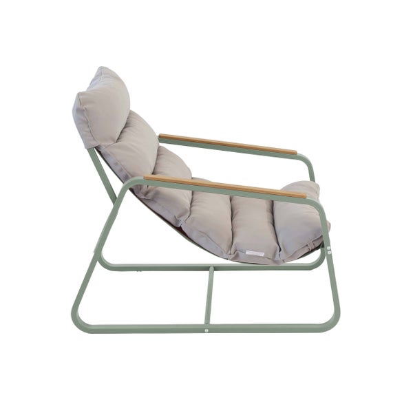 Loungesessel für den Garten mit Metallgestell in Grün, Holzapplikationen an den Armlehnen und beigefarbenem Polster.