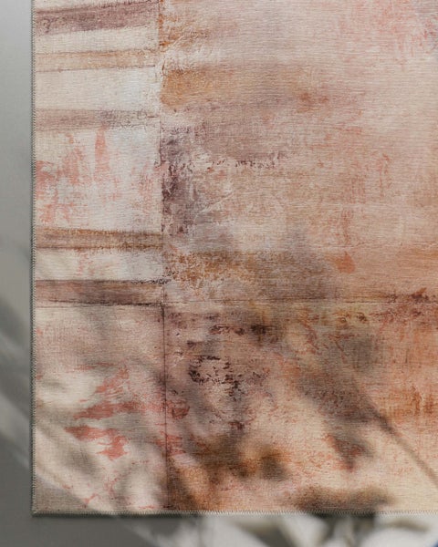 Detailansicht eines Teppichs mit abstraktem Muster und sichtbarer Textur. Der Teppich verfügt über eine sorgfältig verarbeitete Außenkante.
