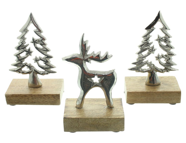 Dekorative Figuren: Zwei Weihnachtsbäume und ein Hirsch aus Metall auf Holzsockeln