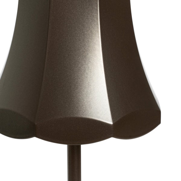 Nahaufnahme eines dunkelbraunen, glockenförmigen Lampenschirms einer Außenleuchte mit gewelltem Rand und strukturierter Oberfläche.