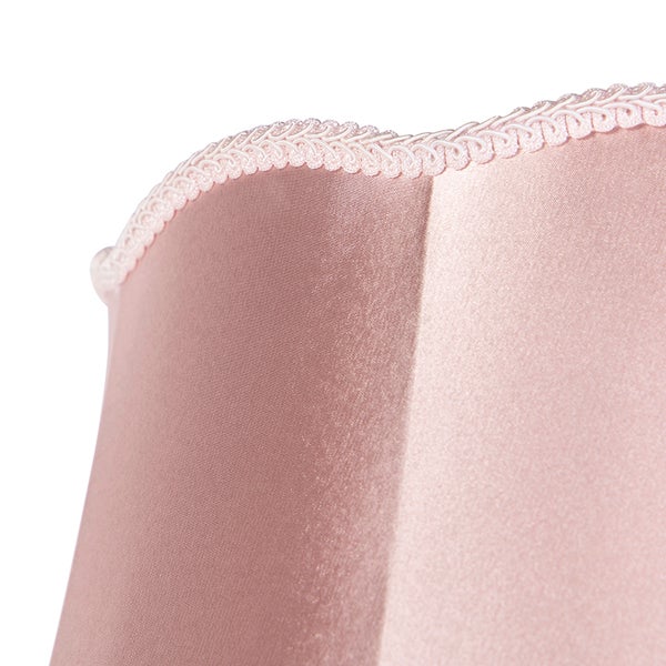 Detailaufnahme eines Lampenschirms mit Zierborte