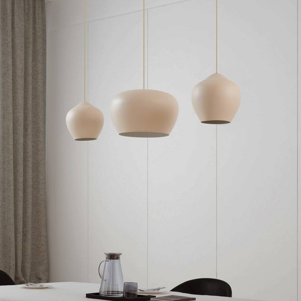 Drei beige Pendelleuchten in unterschiedlichen organischen Formen über einem Esstisch in einem hellen, modernen Esszimmer.
