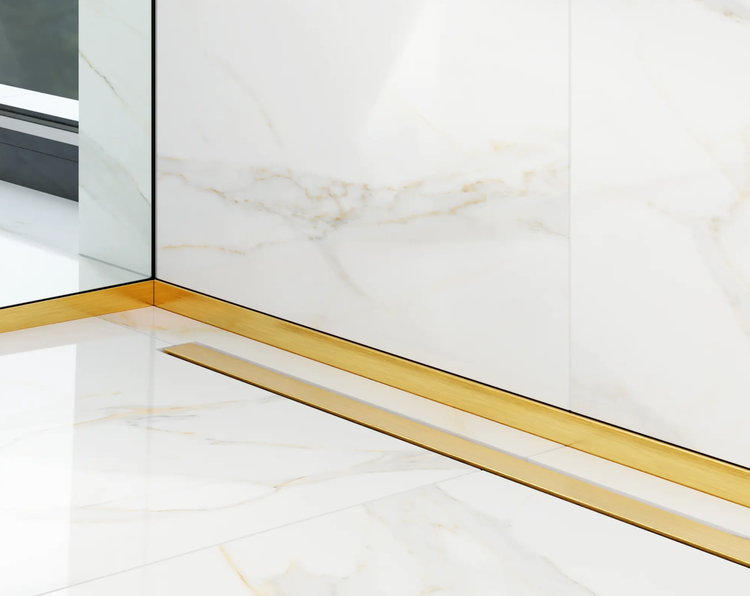 Moderne bodengleiche Dusche mit goldener Duschrinne und weißen Fliesen in Marmoroptik an Wand und Boden.