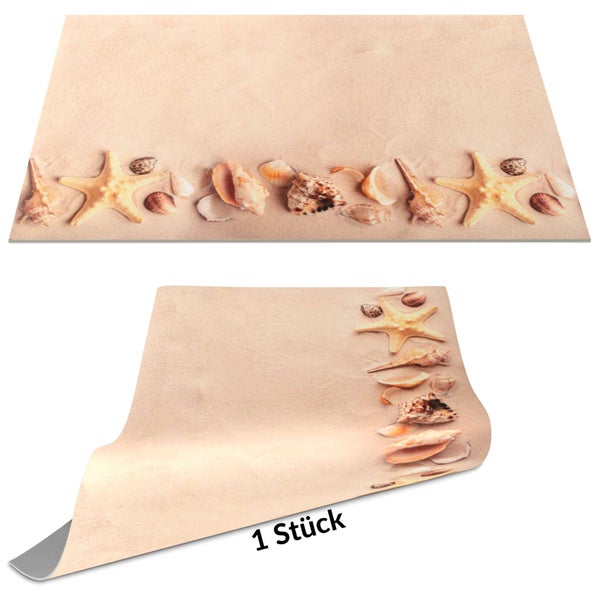 Küchenrückwand mit Strandmotiv, Sand, verschiedenen Muscheln und zwei Seesternen.