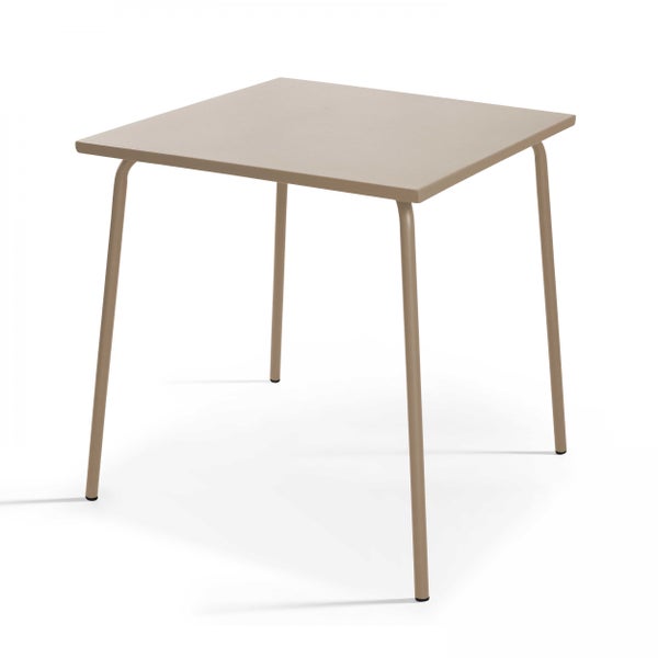 Quadratischer Gartentisch aus Metall mit vier Beinen.