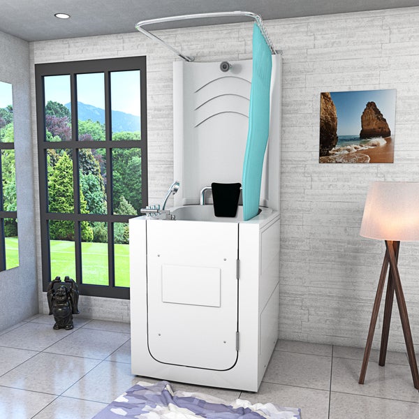 Moderne weiße Sitzbadewanne mit Tür, türkisem Duschvorhang und Handbrause in einem hellen Badezimmer mit großem Fenster.