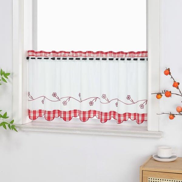 Fensterdekoration mit kariertem Muster und Blumenstickerei