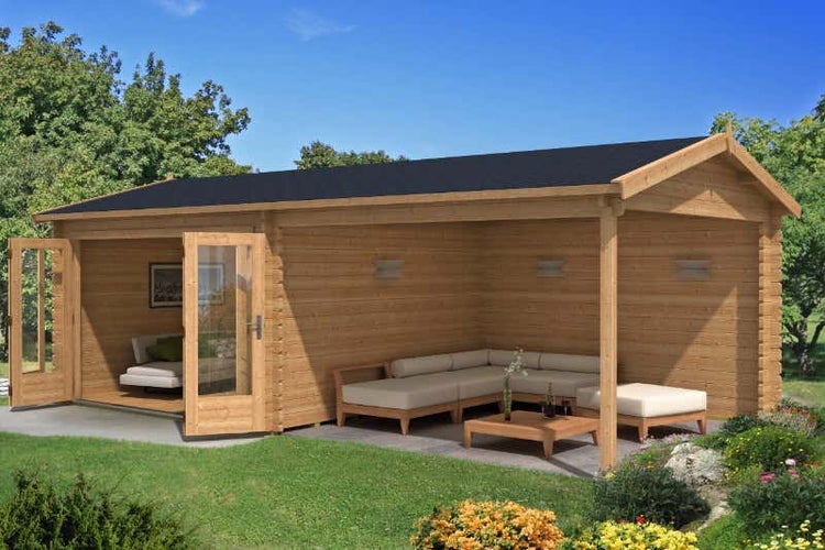 Gartenhaus aus Holz mit Satteldach, Doppeltür mit Glasausschnitten und einer großen integrierten, überdachten Terrasse mit Lounge-Möbeln.