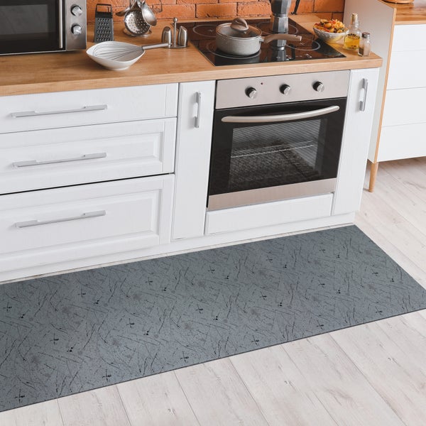 Graue Küchenmatte vor einer weißen Küchenzeile