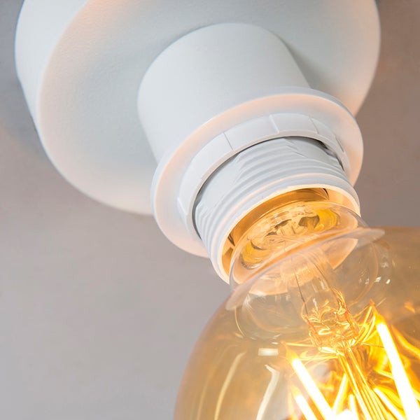 Nahaufnahme einer Deckenleuchte mit Glühbirne