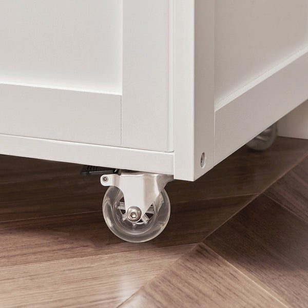 Detailansicht eines weißen Möbels mit transparenter Rolle auf einem Holzboden