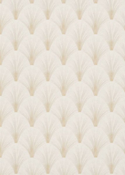 Raumansicht mit Stehlampe, Stuhl und gemusterter Tapete