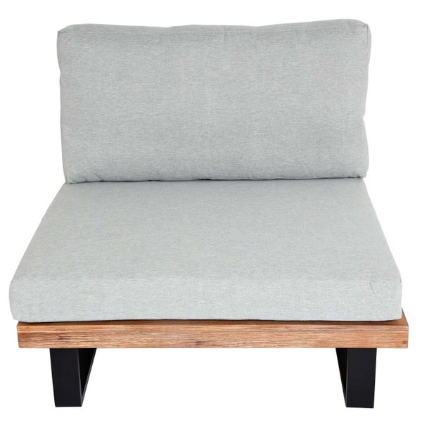 Mittelteil für Garten-Loungesofa mit Holzgestell und grauen Polstern.