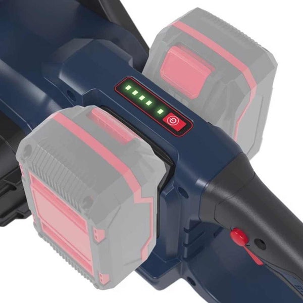 Nahaufnahme eines batteriebetriebenen Geräts mit Ladestandsanzeige, Einschaltknopf und zwei Steckplätzen für Batterien.