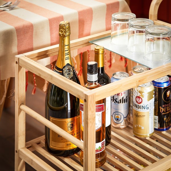 Servierwagen aus Holz mit Getränken und Gläsern