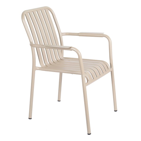 Gartenstuhl aus Metall mit Armlehnen und Lamellendesign.