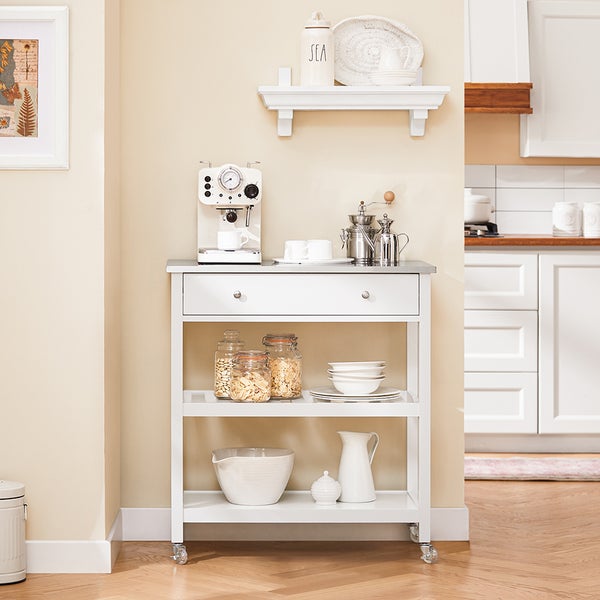 Servierwagen mit Schublade und Regalen in einer Küche mit Küchengeräten und Geschirr.