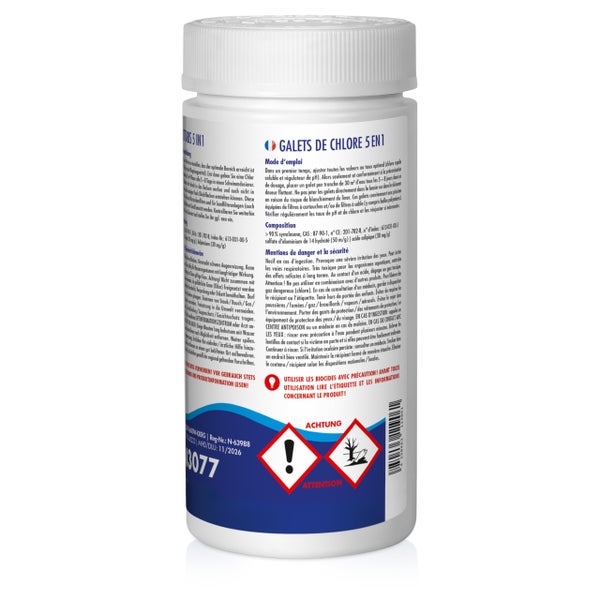 Behälter mit 5-in-1 Chlor Tabletten für die Schwimmbadpflege