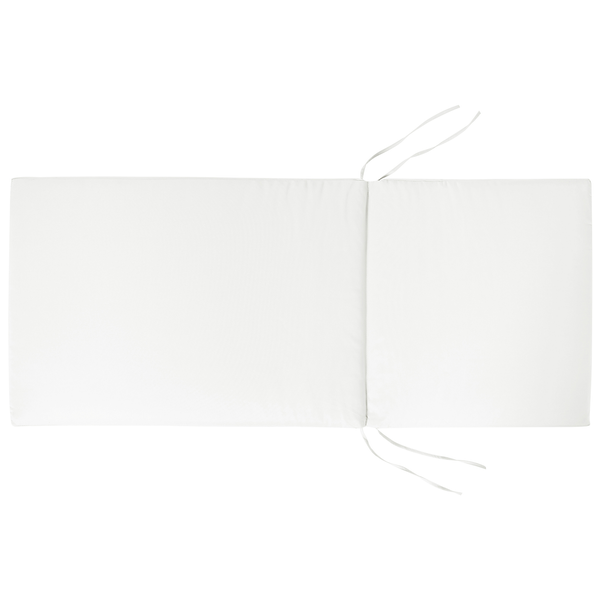 Weiße Gartenliegen-Auflage mit Bindebändern zur Befestigung am Möbelstück.