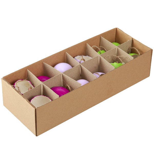 Dekorative Ostereier in einer Pappschachtel