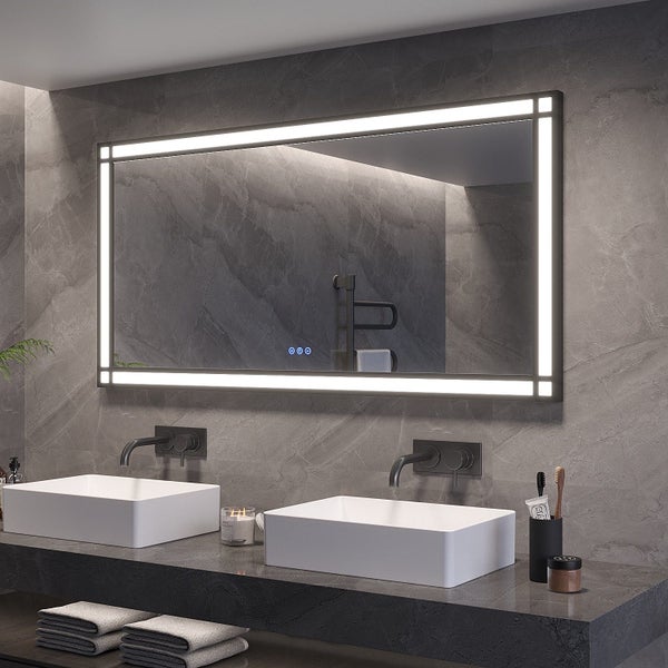 Rechteckiger Badezimmerspiegel mit integrierter LED Beleuchtung und Touch-Bedienung über zwei Waschbecken mit Aufsatzwaschtischen an einer Wand.