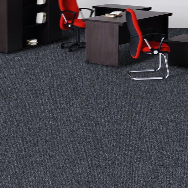 Büro mit dunklem Teppichboden und Büromöbeln