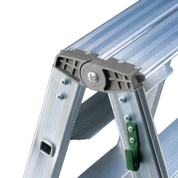 Detailansicht einer Aluminiumleiter mit grauen Kunststoffverbindungsstücken und grüner Halterung