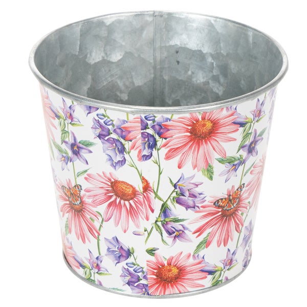 Weißer Zink-Übertopf mit Blumenmuster aus rosa Echinacea, violetten Glockenblumen und Schmetterlingen.