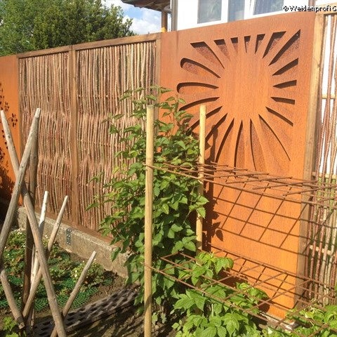 Gartenzaun mit Weiden- und Metallpaneelen mit Sonnendesign