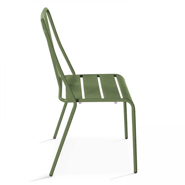 Grüner Gartenstuhl aus Metall mit Sitzfläche aus Lamellen und Rohrgestell in Seitenansicht.