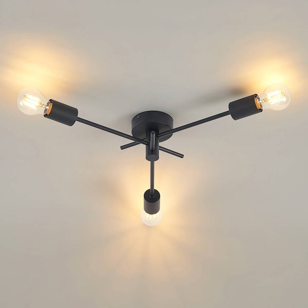 Schwarze Deckenleuchte mit vier Glühbirnen.