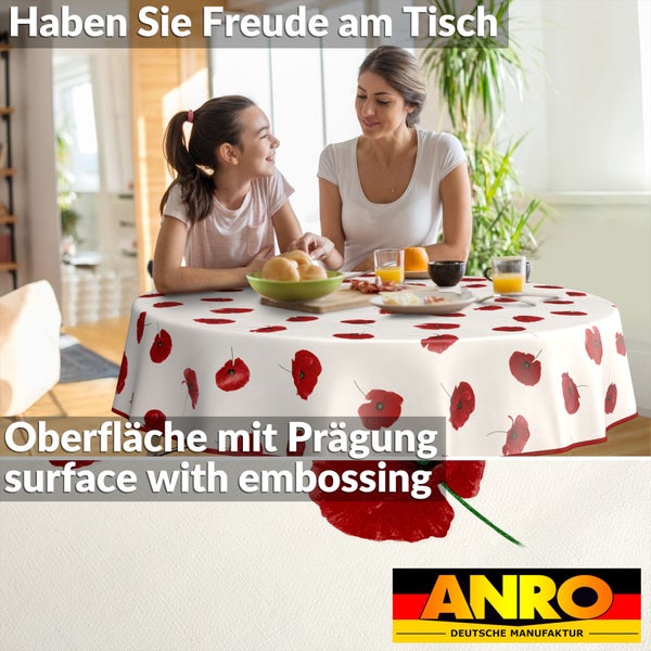 Eine Mutter und ihre Tochter sitzen an einem Esstisch, der mit einer Tischdecke mit Mohnblumenmuster bedeckt ist. Anro Deutsche Manufaktur Logo.