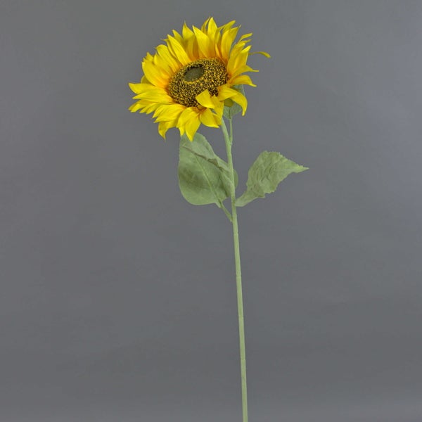 Künstliche Sonnenblume mit gelben Blütenblättern, grünem Stiel und Blättern in der Rückansicht.