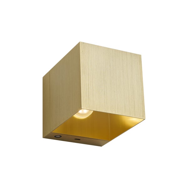 Würfelförmige Wandleuchte aus goldfarbenem gebürstetem Metall mit integriertem LED Leuchtmittel und USB Ladeanschluss.