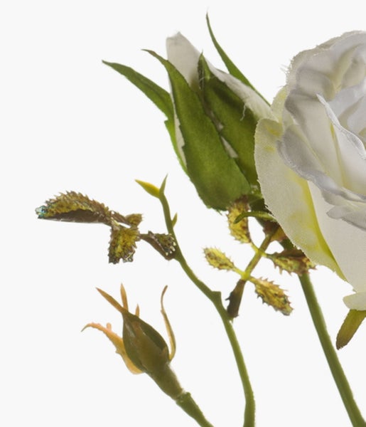 Künstliche weiße Rose am grünen Stiel mit Blüte, Knospe und Blättern.