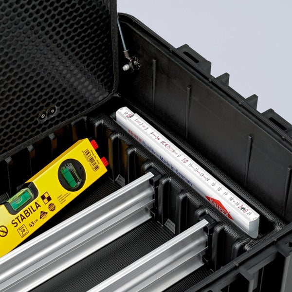 Werkzeugkoffer mit Wasserwaage und Zollstock