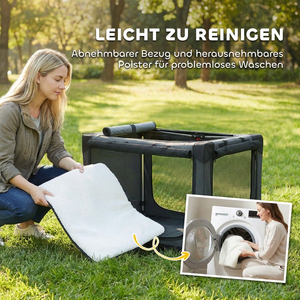 Eine Frau entnimmt ein Fleecepolster aus einer faltbaren Transportbox im Freien, daneben eine Waschmaschine zur Reinigung des Bezugs.