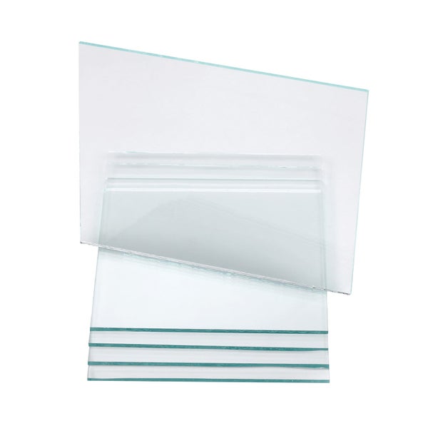 Transparente, rechteckige Glasscheiben im Stapel.