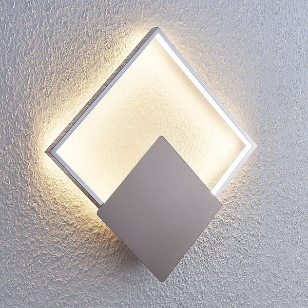 Moderne geometrische LED-Wandleuchte aus zwei versetzten Quadraten, bestehend aus einem Leuchtrahmen und einer Metallplatte.