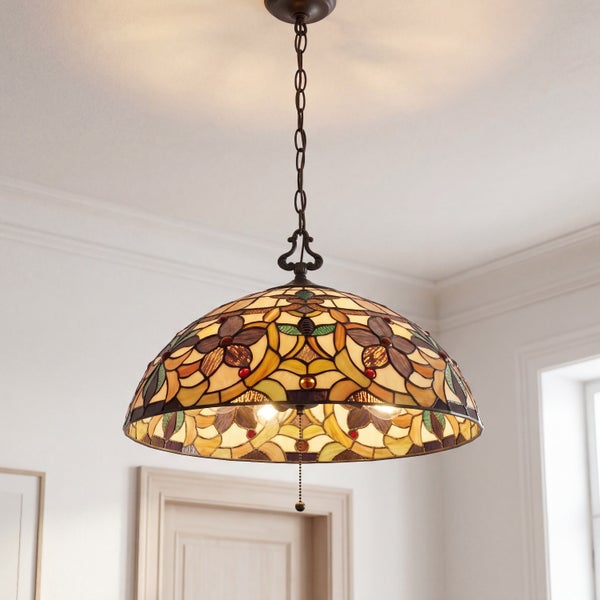 Tiffany-Pendelleuchte mit kunstvollem Glasschirm im floralen Design, aufgehängt an einer Kette im Raum.