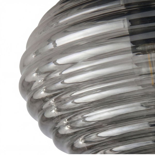 Nahaufnahme eines geriffelten Lampenschirms aus rauchgrauem Glas.