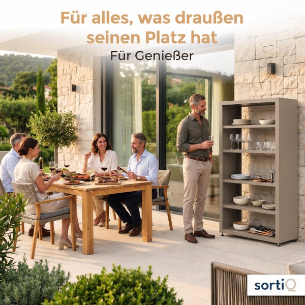 Gruppe von Freunden beim Abendessen auf einer Terrasse mit einem modernen Standregal von SortiQ zur Aufbewahrung von Geschirr.