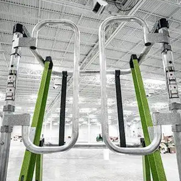 Durchgangs-Sicherheitsgeländer aus Aluminium für Leitern im industriellen Bereich.