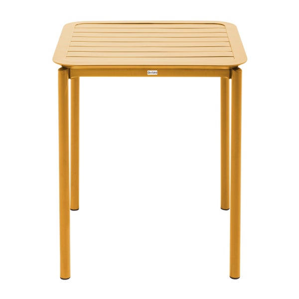 Quadratischer Gartentisch aus Metall in Gelb mit einer Tischplatte in Lattenoptik.