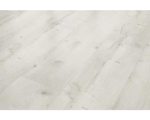 Heller Laminatboden mit Holzoptik