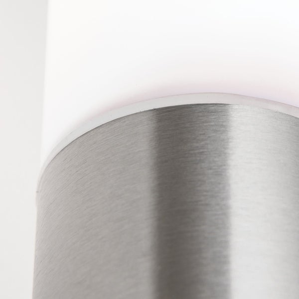 Nahaufnahme einer Leuchte mit gebürsteter Metalloberfläche und weißem Diffusor.