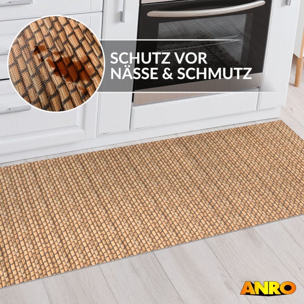 Küchenläufer mit Weboptik auf Holzboden in einer hellen Küche. Detailansicht verdeutlicht den Schutz vor Nässe und Schmutz. ANRO Logo.