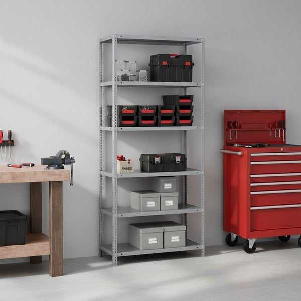 Ein hellgraues Metallregal mit sechs Böden in einer Werkstatt zwischen einer Holzwerkbank und einem roten Werkstattwagen mit Werkzeugkoffern.