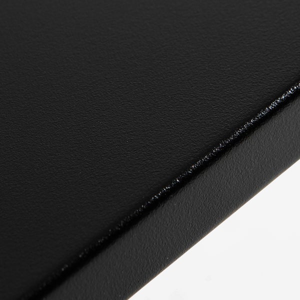 Detailaufnahme einer schwarzen, matt strukturierten Oberfläche.