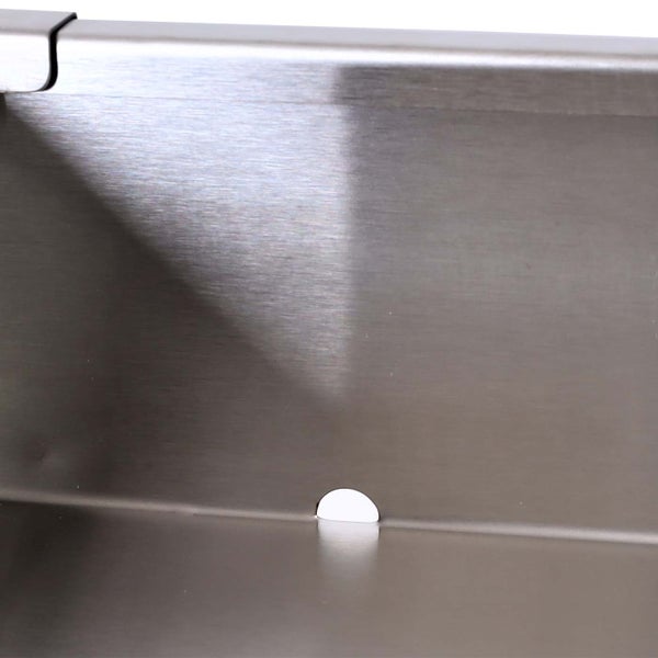 Detailansicht einer Spüle aus Metall mit Abflussloch